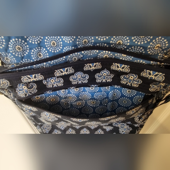 Vera Bradley mail carrier like new - Picture 5 of 7